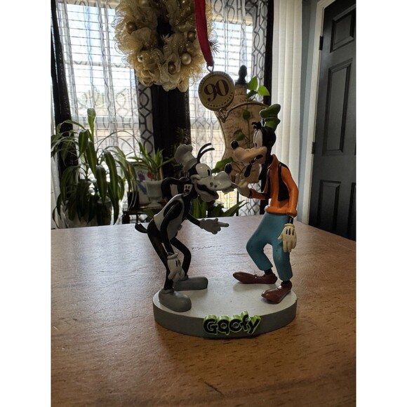 Disney parks 2022 Goofy 90th Anniversary Legacy Limited Sketchbook Ornament - Picture 2 of 3